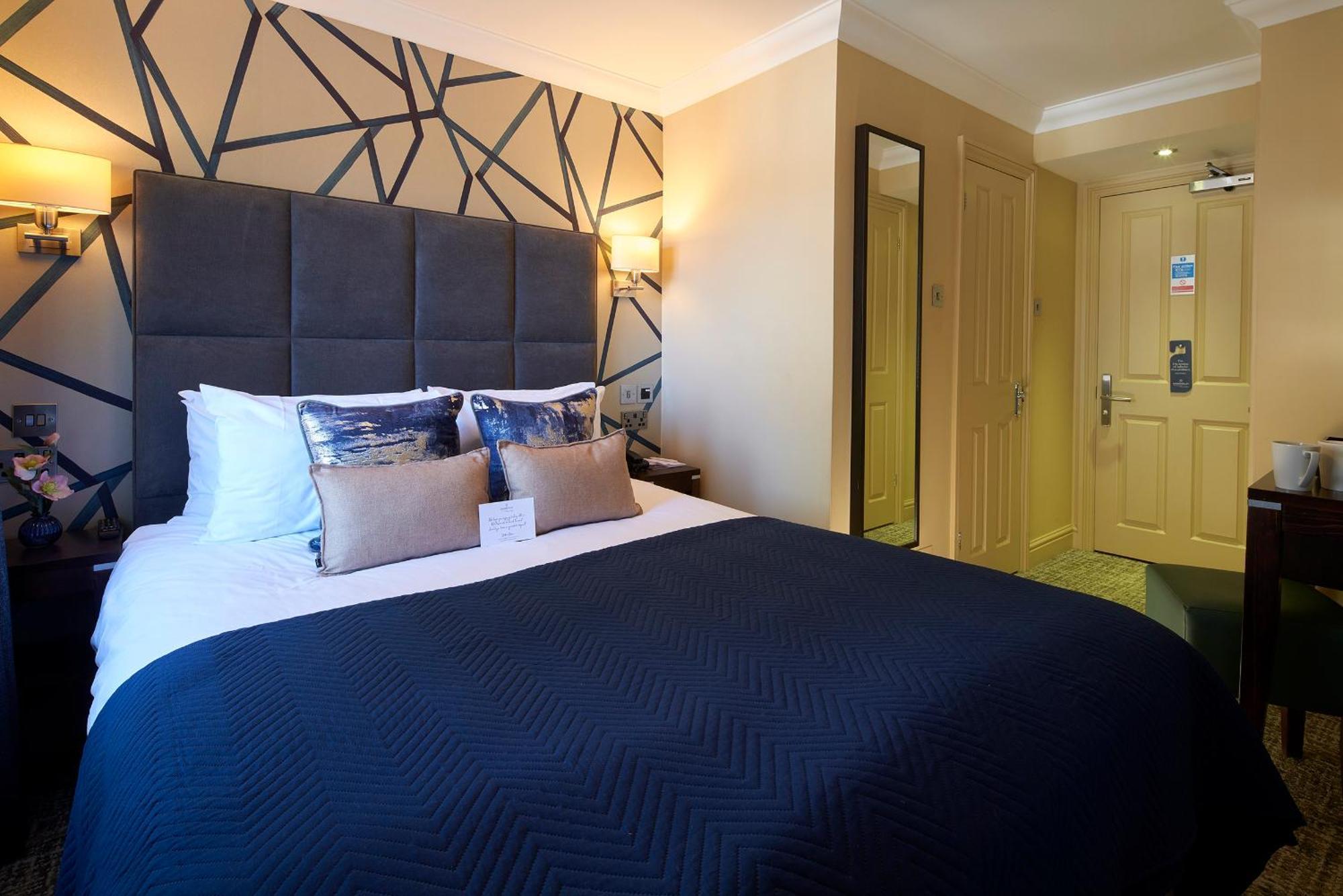 Mandolay Hotel Гілфорд Екстер'єр фото