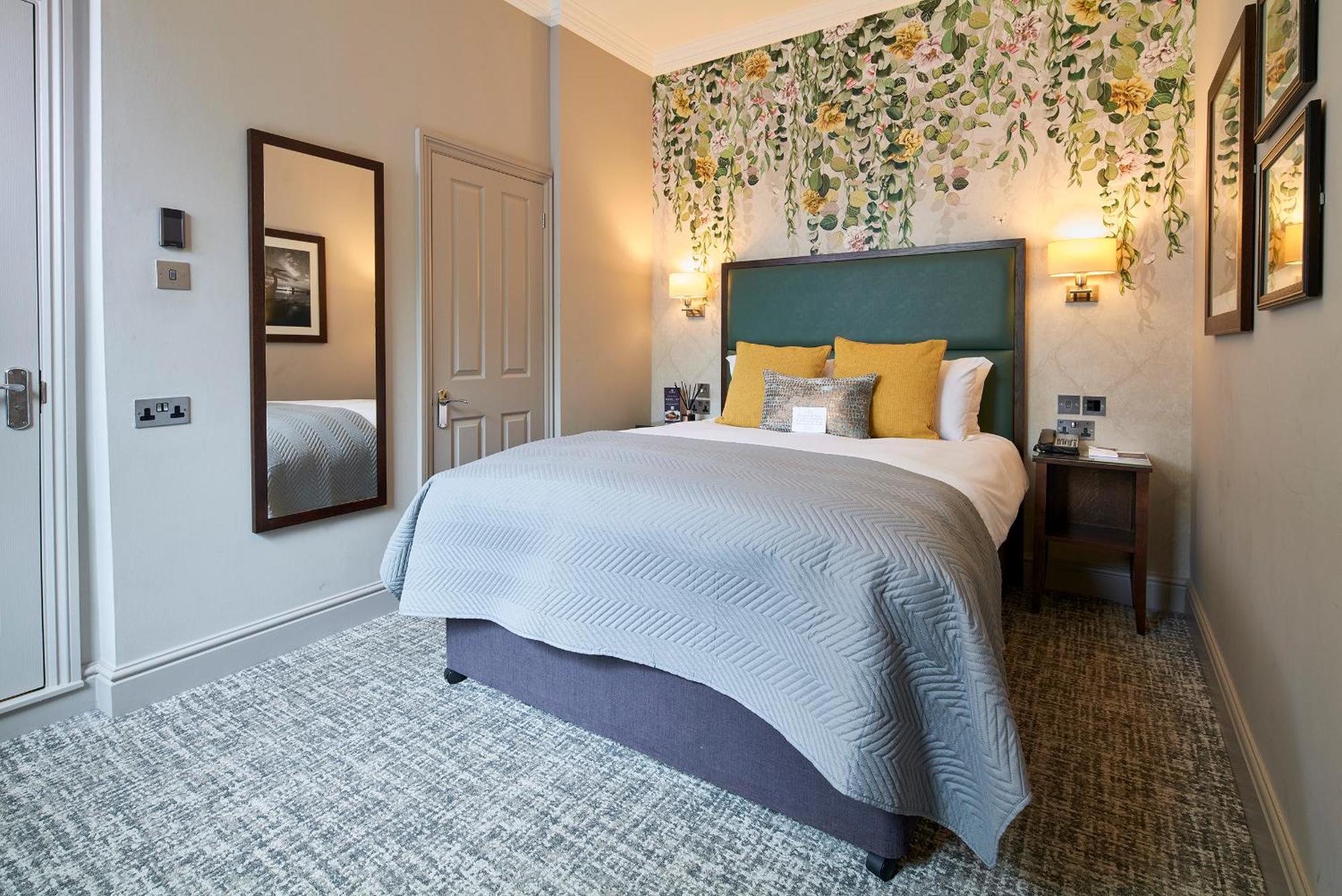 Mandolay Hotel Гілфорд Екстер'єр фото