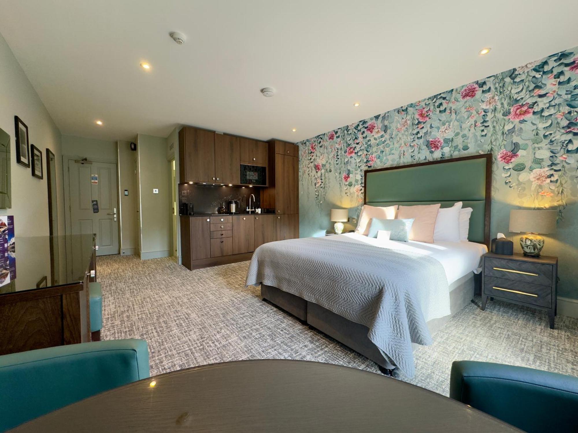 Mandolay Hotel Гілфорд Екстер'єр фото